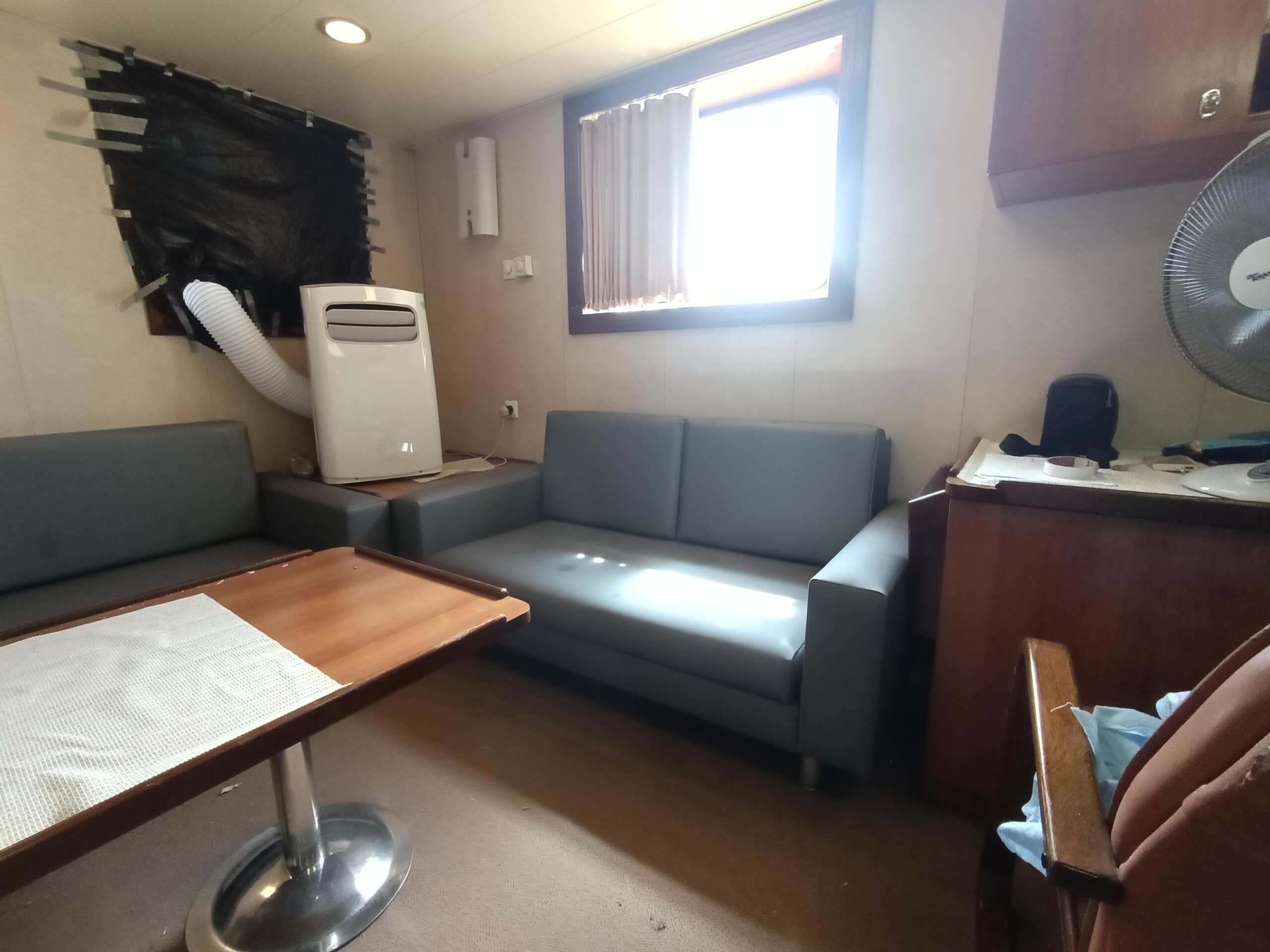 Settee and banquette upholstery for commercial interiors
